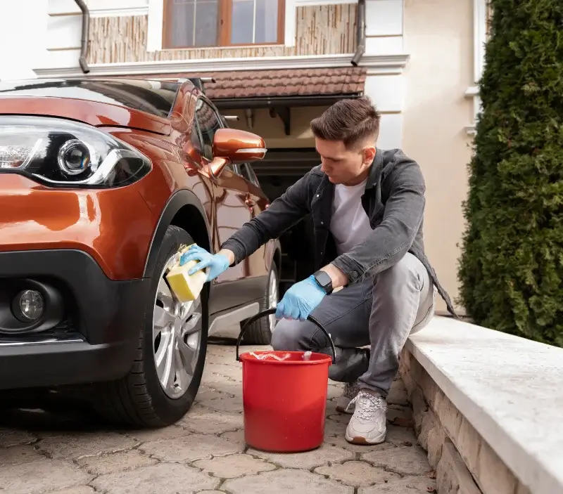 Lavage auto à domicile Saint-Julien-sur-Reyssouze : professionnel intervenant sur un véhicule
